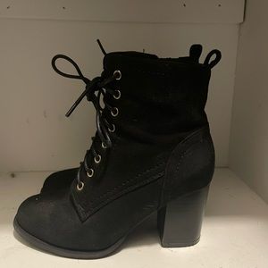 Black heel bootie